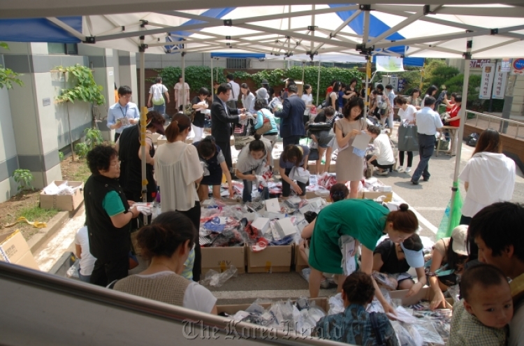 Celebrity Lee Yoon-mi participates in bazaar