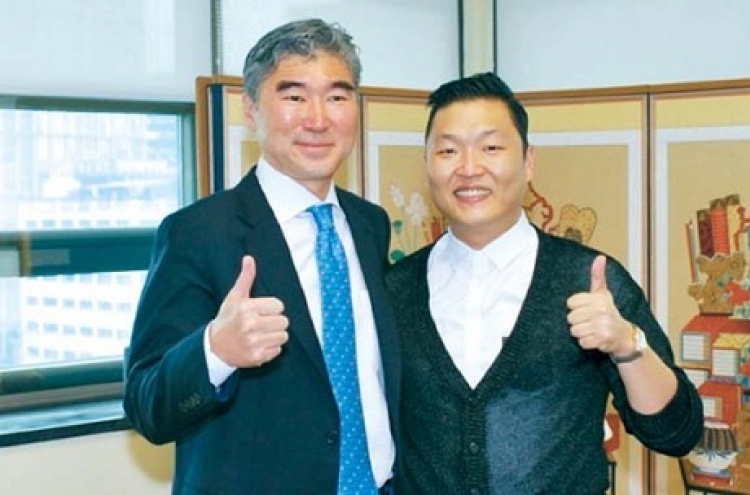 Psy brings ‘Gangnam Style’ to embassy meet-up