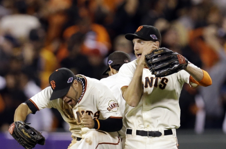 Giants crush Cards in Game 2 to tie up NLCS