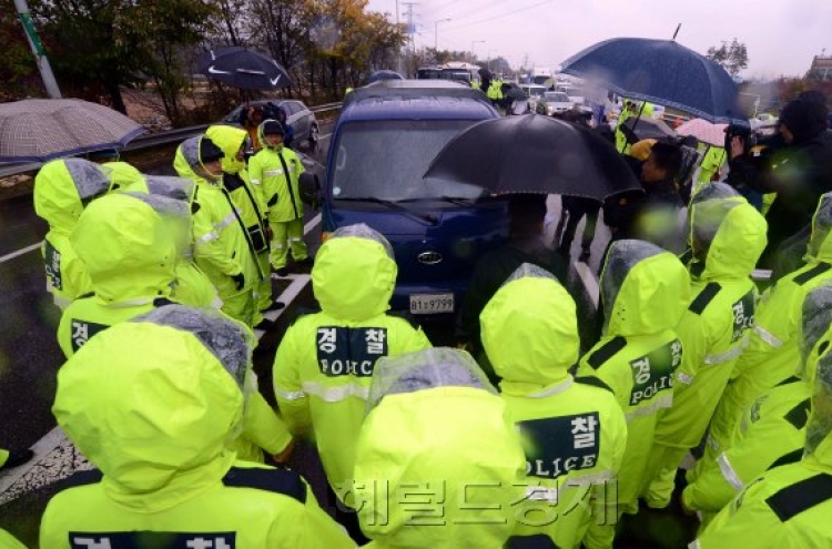 Police block anti-N.K. leaflets to prevent possible armed clash