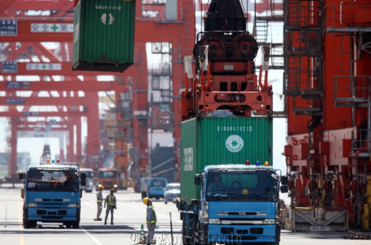 Japan exports fall on global slowdown