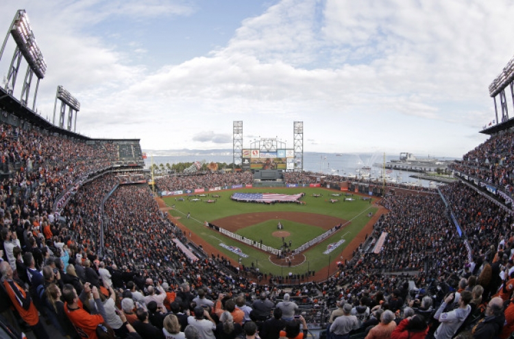 Sandoval‘s 3 HRs lead Giants to 8-3 romp in opener