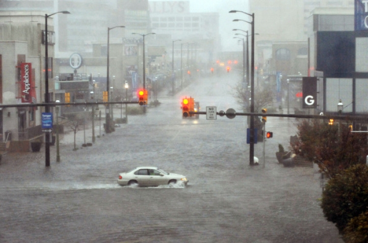 Four dead as Sandy slams into U.S. East Coast