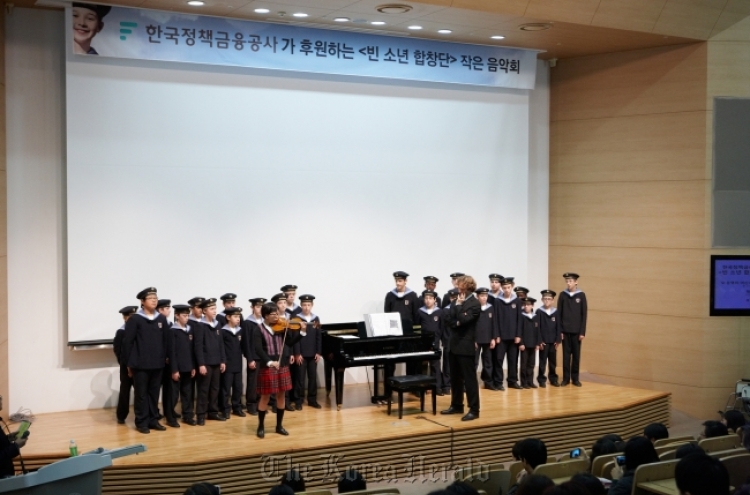 Vienna Boys Choir sing for child patients