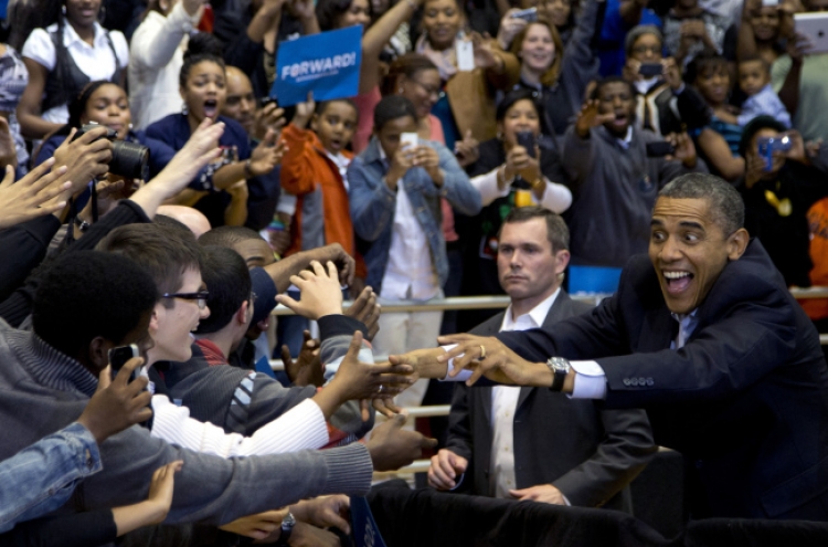 Obama, Romney make last push in tight race