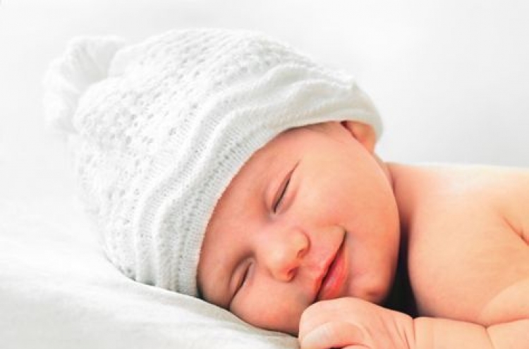 Sitting next to the bed helps baby fall asleep