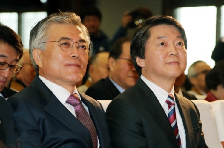 Moon, Ahn agree on private talks on unified candidacy