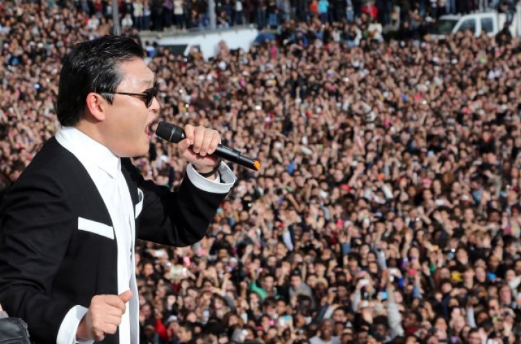 20,000 excited fans welcome Psy to Paris