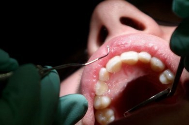 Police: Fake dentist kissed buttocks