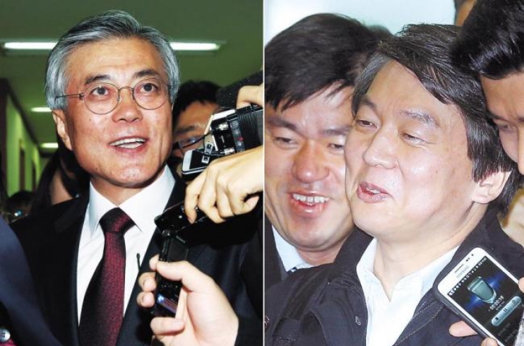 Ahn, Moon in 11th-hour talks for merging their candidacies