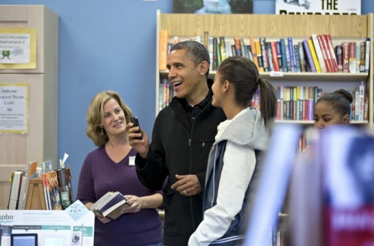 Obama, daughters venture out to shop