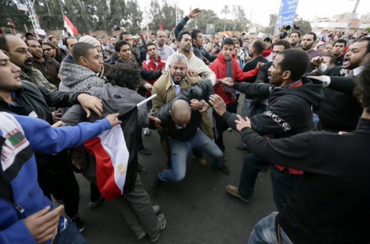 Tanks deployed at Egypt presidential palace