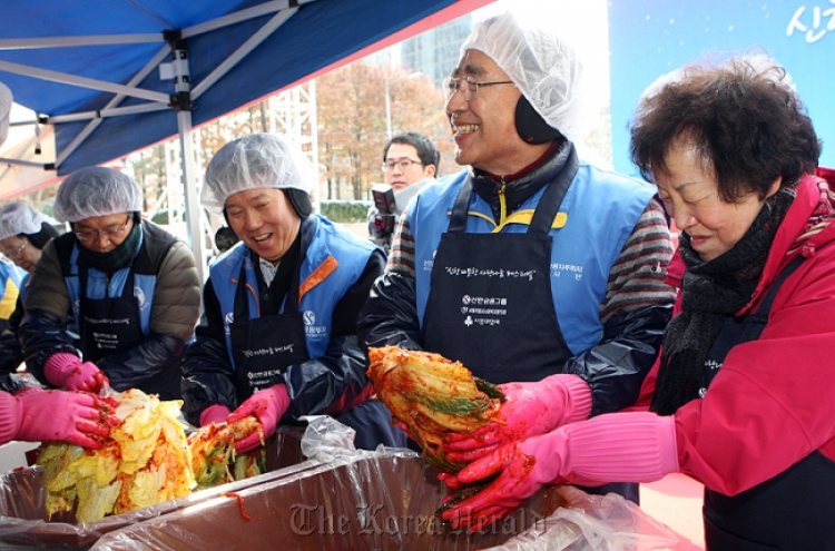 Shinhan Financial shares with community under Christmas tree