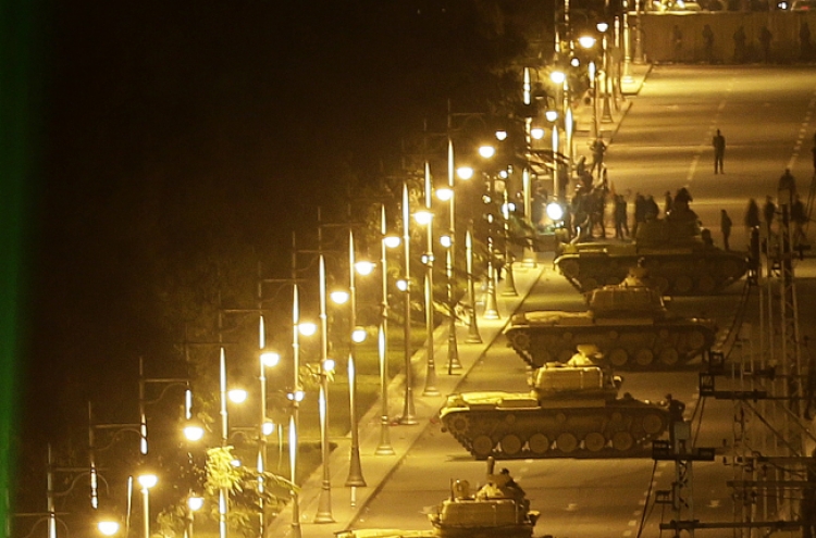 Egypt protesters breach palace barricade