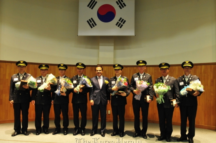 S-Oil awards eight heroic firefighters for 2012