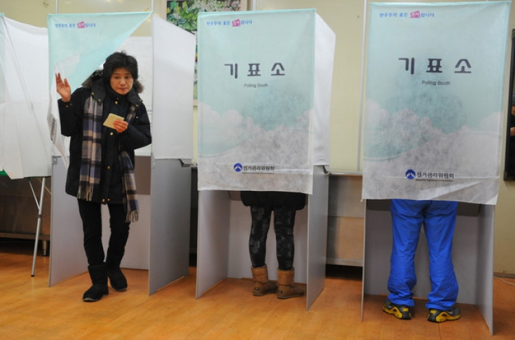 S. Koreans go to vote as Park-Moon race hinges on turnout