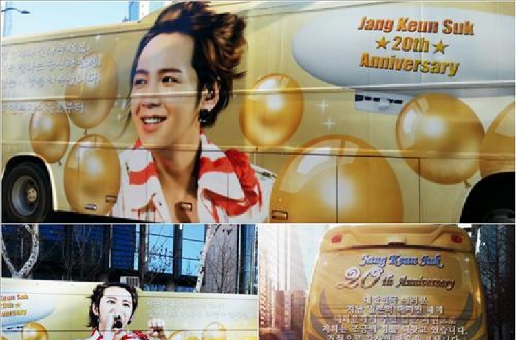 Japanese fans present ‘Jang Keun-suk Bus’ to mark actor’s debut