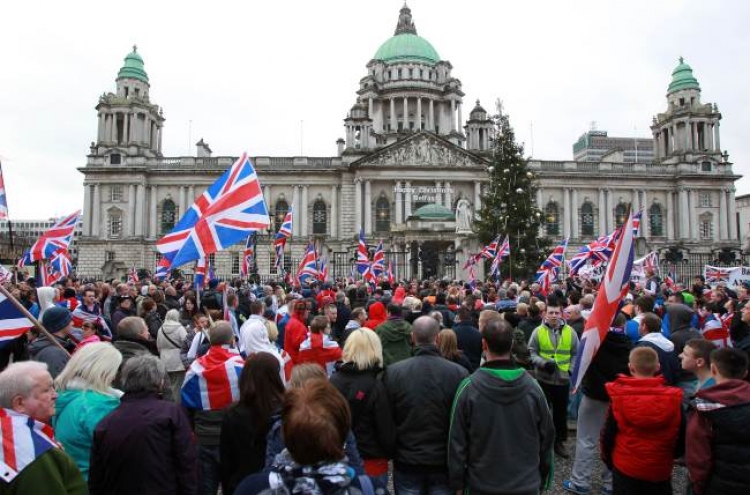 Violence in Northern Ireland continues despite peace talks