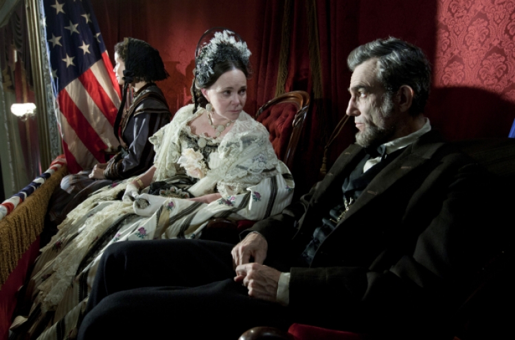 ‘Lincoln’ leads Oscars with 12 nominations