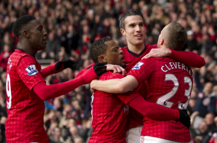 Title rivals United, City win