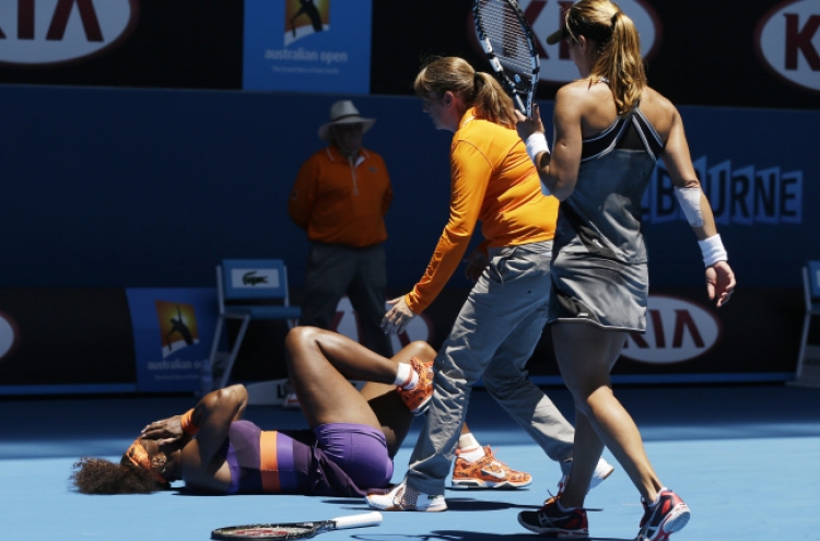 After a tumble, Serena advances at Open