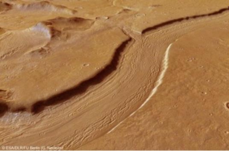 Mars image suggests ancient water flow