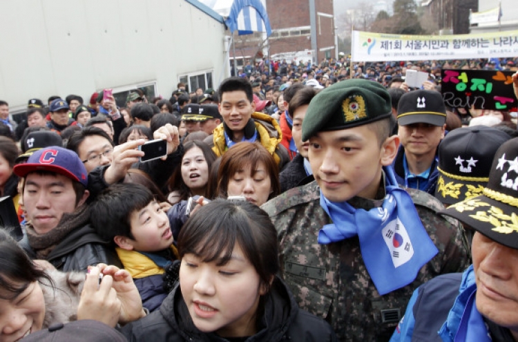 Singer Rain joins fans in hiking ‘infiltration route’