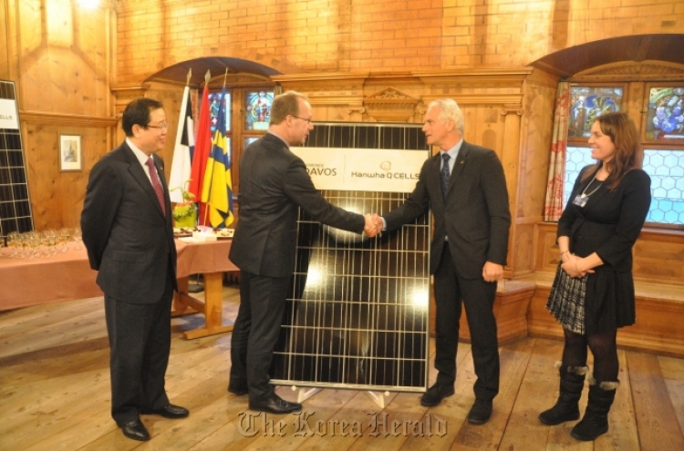 Hanwha donates solar module to Davos