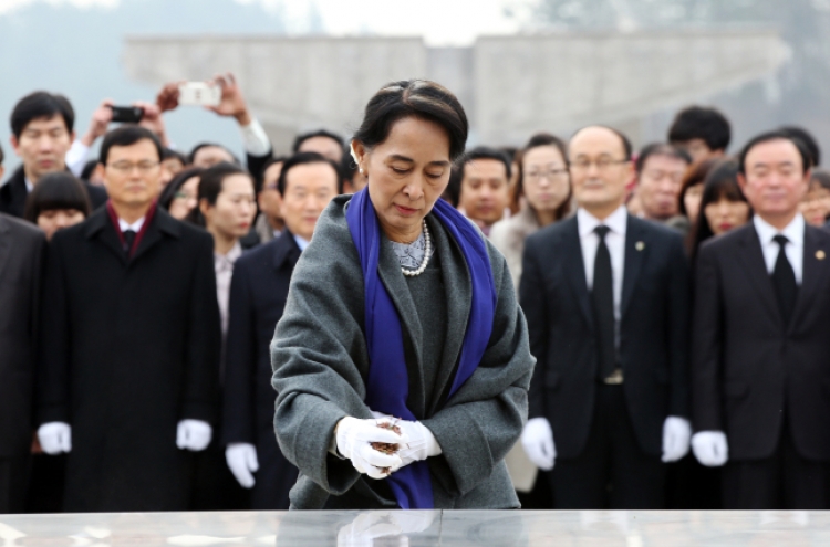 Suu Kyi lauds Korea’s democratic transition