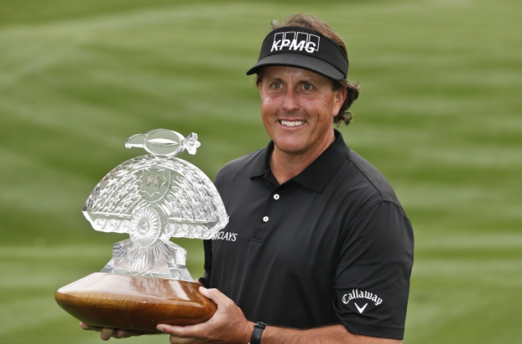 Mickelson cruises to easy victory