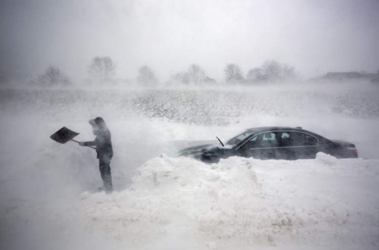 US northeast digs out from blizzard