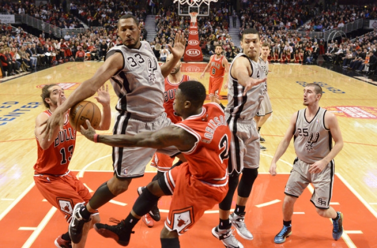 Short-handed Spurs beat Bulls