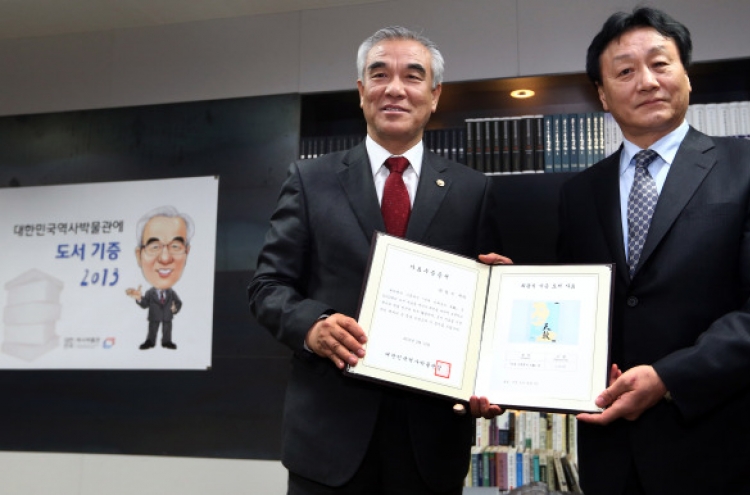 Culture minister donates over 2,000 books to museum