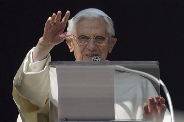 Pope blesses huge crowd in St. Peter’s Square