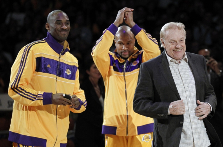 Lakers owner Buss dies