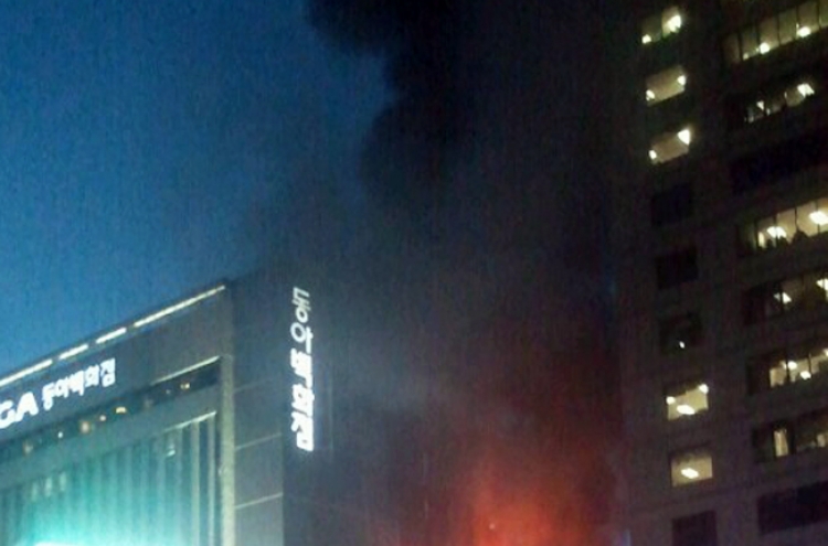 Fire breaks out at department store in Daegu