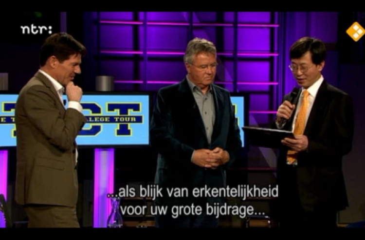 Psy lauds Hiddink on Dutch TV show