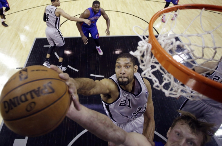 Spurs rout Pistons