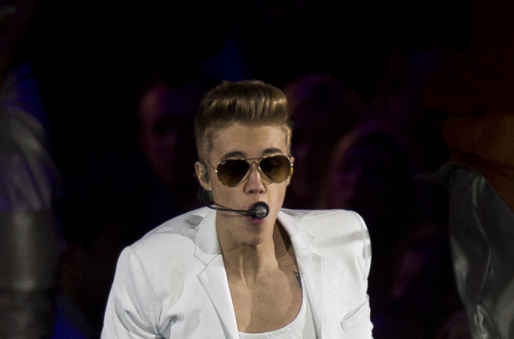 Bieber recovering after fainting at London concert