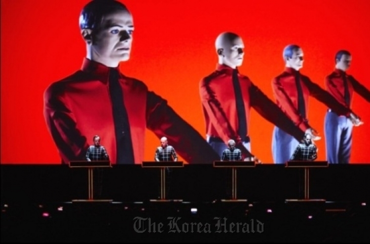 일렉트로닉의 전설 Kraftwerk, 3D 무대와 함께 한국 최초 입성!