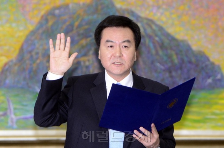 Shin indicates replacement of financial executives
