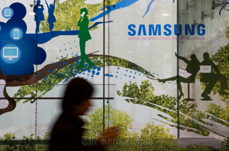 Samsung preparing wristwatch as it races Apple for sales