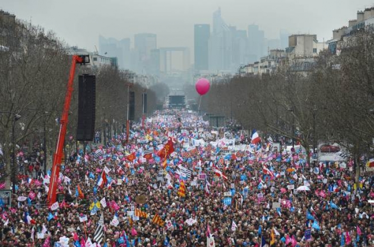 Clashes at Paris anti-gay marriage rally