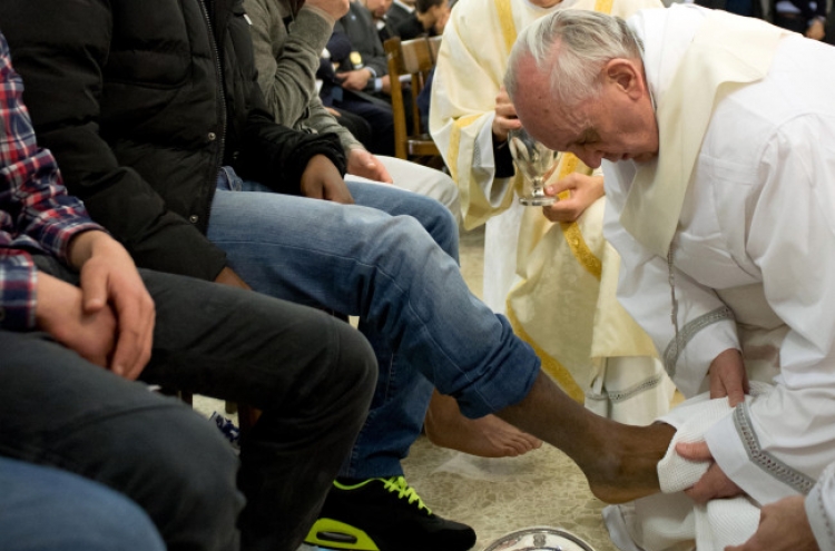 Pope washes women’s feet in Rome