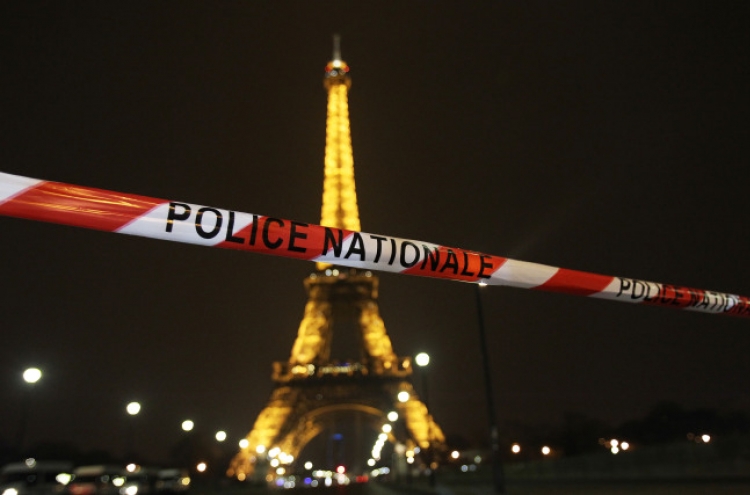 Eiffel Tower evacuated after bomb threat