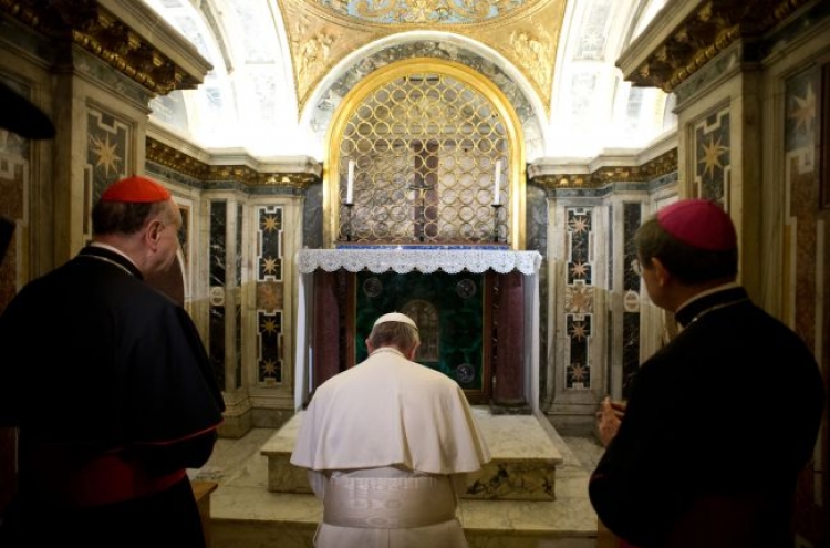 Pope visits St. Peter’s tomb under Vatican