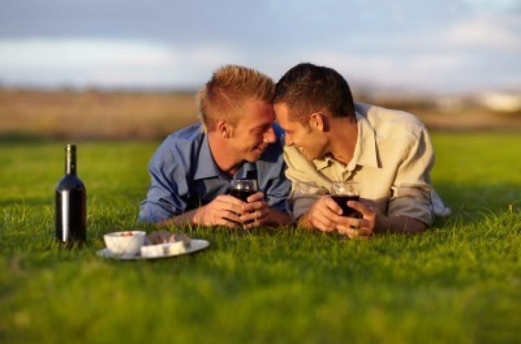 More U.S. citizens side with legalizing gay marriage