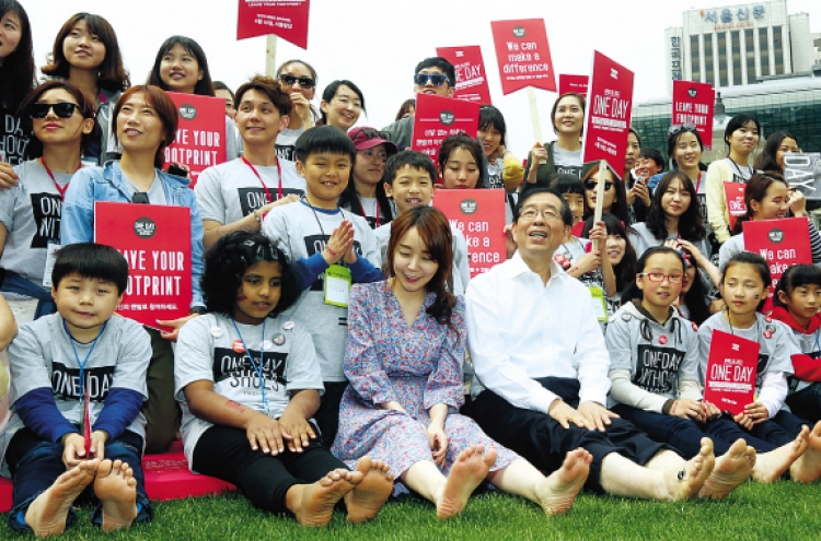 Seoul mayor joins shoe donation campaign