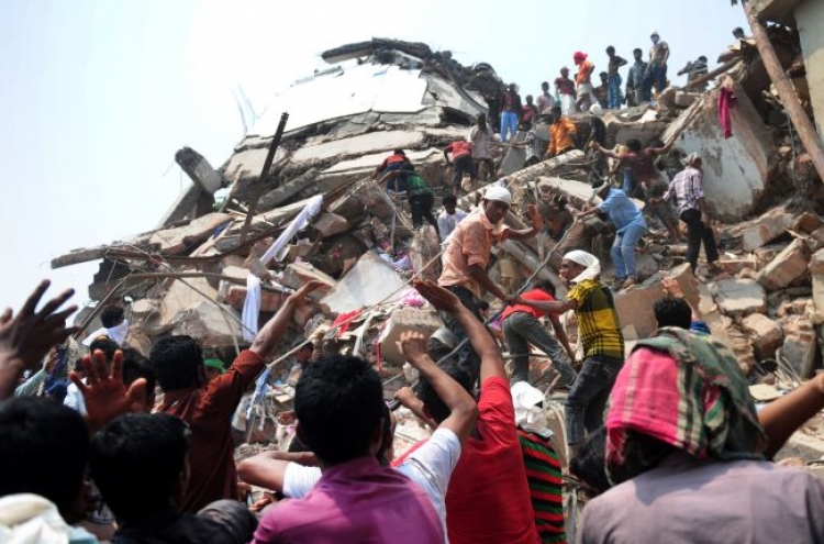 Bangladesh building toll reaches 290