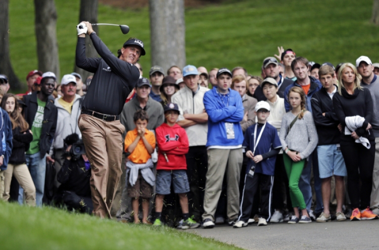 Mickelson leads at Quail Hollow